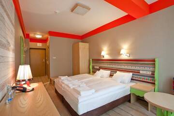Фото номера Двухместный номер с 2 отдельными кроватями и видом на реку Отель Hotel Piwniczna SPA&amp;Conference г. Пивнична 2