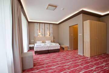 Фото номера Классический люкс Отель Hotel Piwniczna SPA&amp;Conference г. Пивнична 2