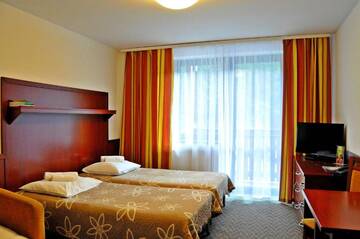 Фото номера Двухместный номер с 2 отдельными кроватями Отель Wierchomla Ski &amp; Spa Resort г. Пивнична 7