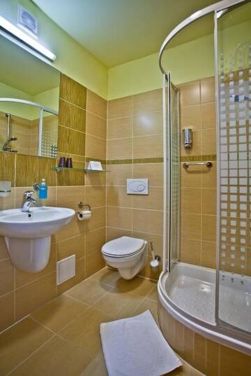 Фото номера Двухместный номер с 2 отдельными кроватями Отель Wierchomla Ski &amp; Spa Resort г. Пивнична 10