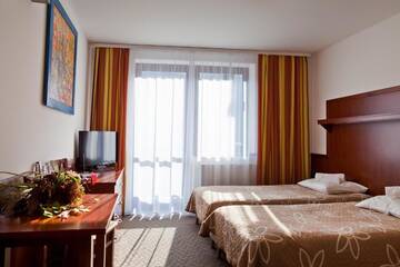 Фото номера Двухместный номер с 2 отдельными кроватями Отель Wierchomla Ski &amp; Spa Resort г. Пивнична 11