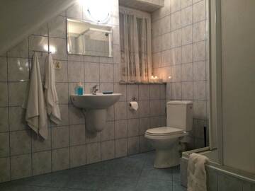 Фото номера Трехместный номер с основными удобствами и общей ванной комнатой Проживание в семье Helena г. Пивнична 3