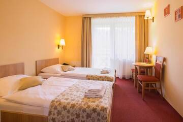 Фото номера Двухместный номер с 2 отдельными кроватями Отель Ski Hotel г. Пивнична 7