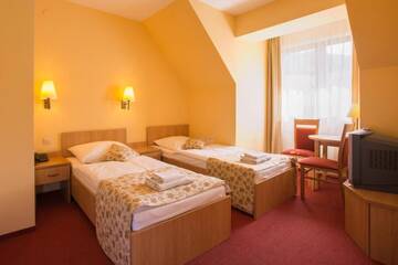Фото номера Двухместный номер с 2 отдельными кроватями Отель Ski Hotel г. Пивнична 8