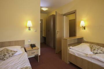 Фото номера Классический семейный номер Отель Ski Hotel г. Пивнична 3