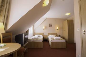 Фото номера Трехместный номер Отель Ski Hotel г. Пивнична 7